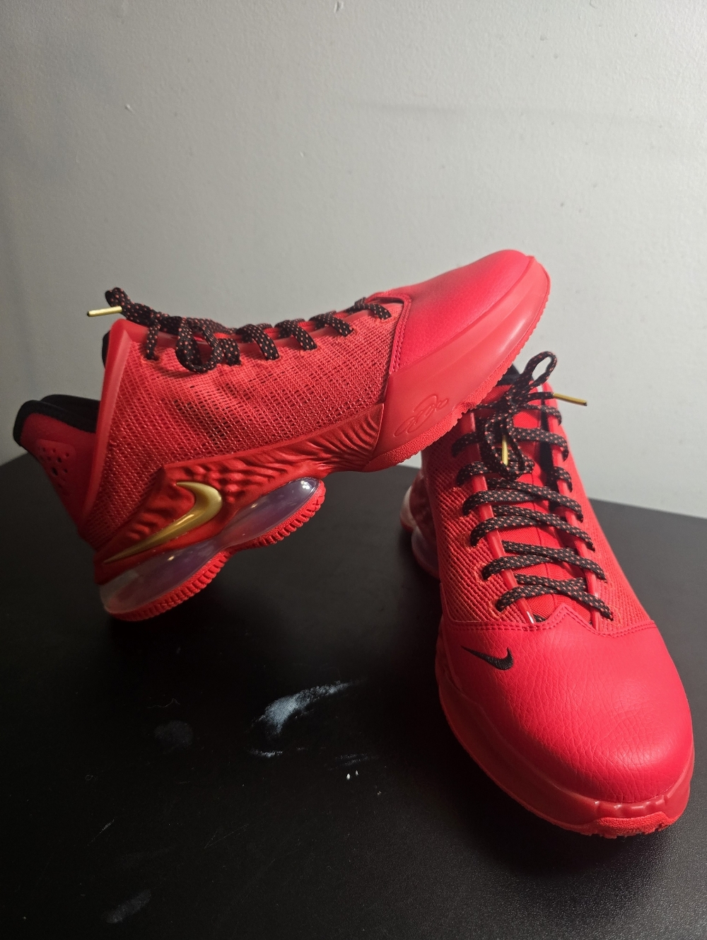 Lebron 19 Low Light Crimson